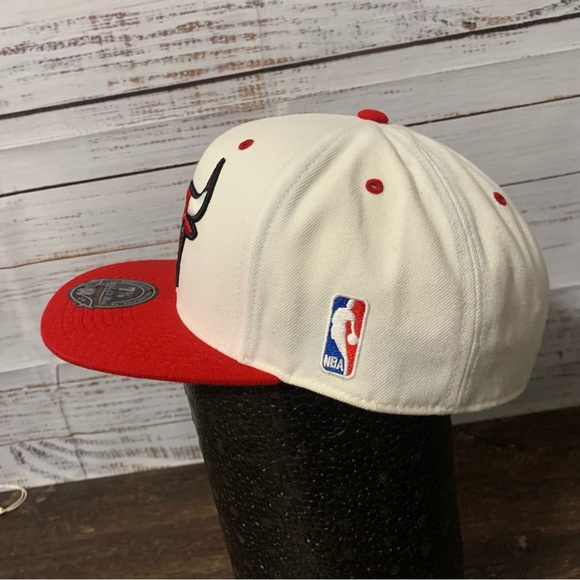 Chicago Bulls Mitchell & Ness Embroidered Fitted 7 5/8 Hat Cap - Picture 9 of 12